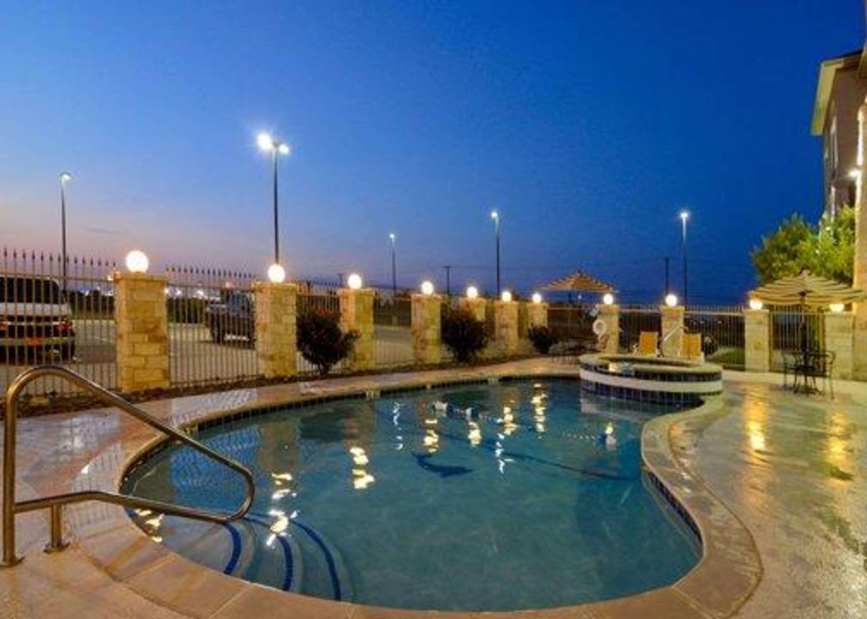 Comfort Inn & Suites Alvarado Extérieur photo